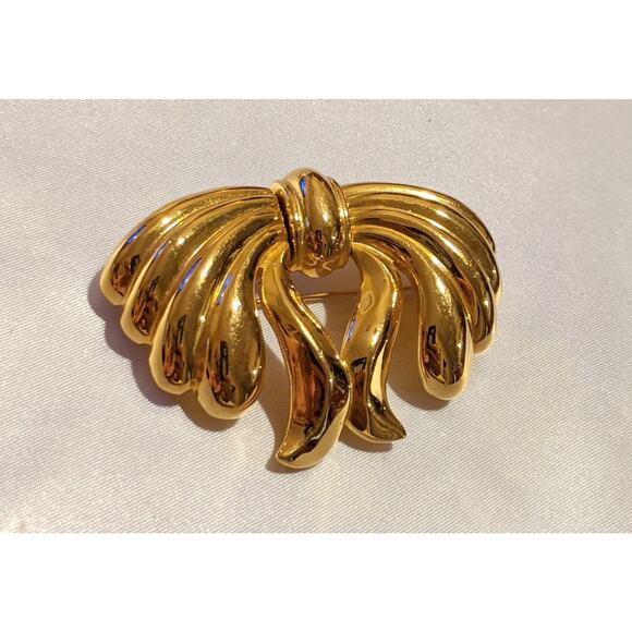 Vintage Monet Soft Drooping Bow Ribbon Brooch Pin Gold Tone 2.5" Signed - Picture 1 of 5